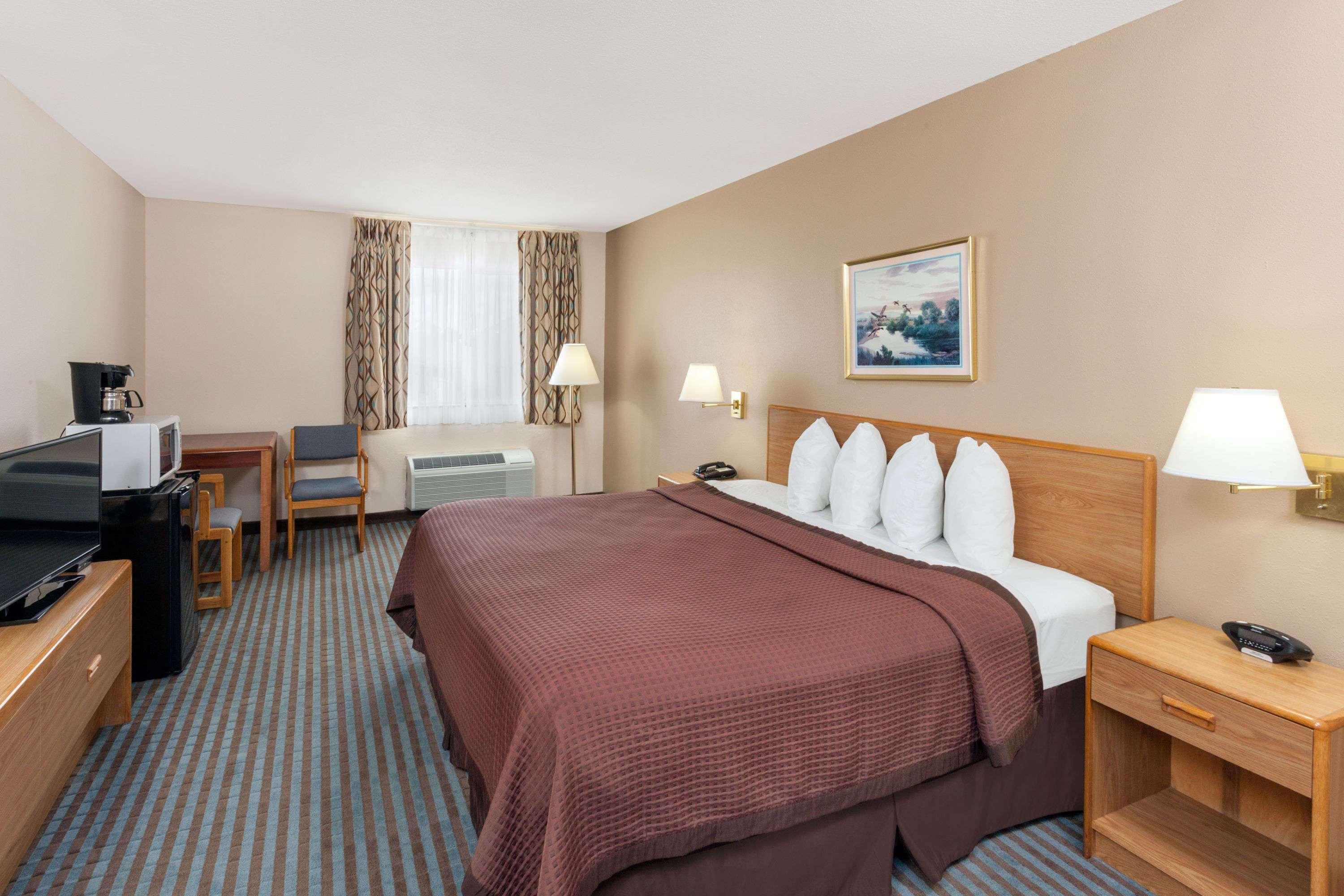 Days Inn By Wyndham Charleston Exteriör bild
