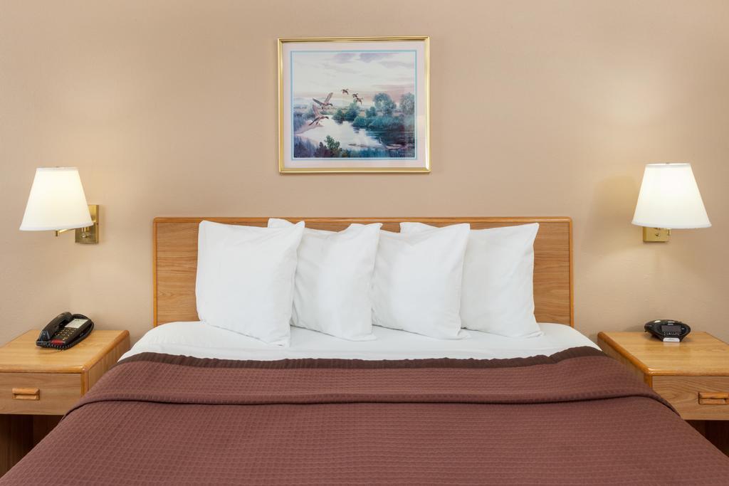 Days Inn By Wyndham Charleston Exteriör bild