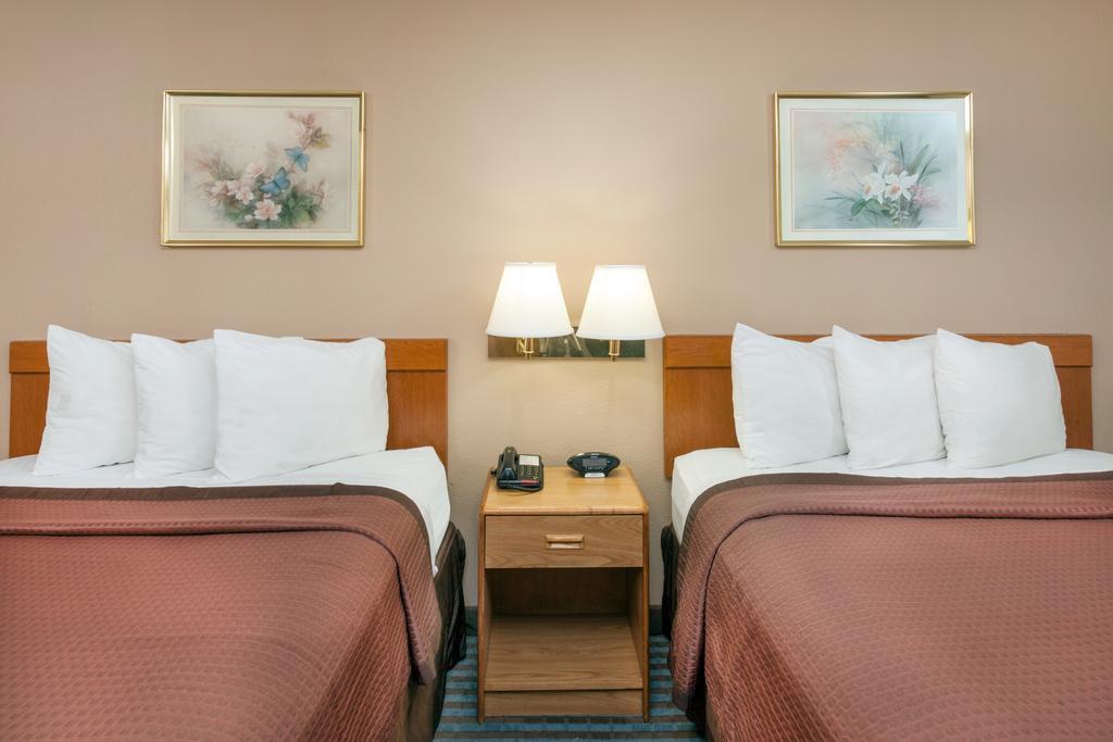 Days Inn By Wyndham Charleston Exteriör bild